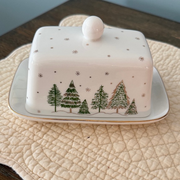Ceramic Butter Dish with Winter  Pine Tree Design With Gold Trim Snowflakes - Picture 3 of 8